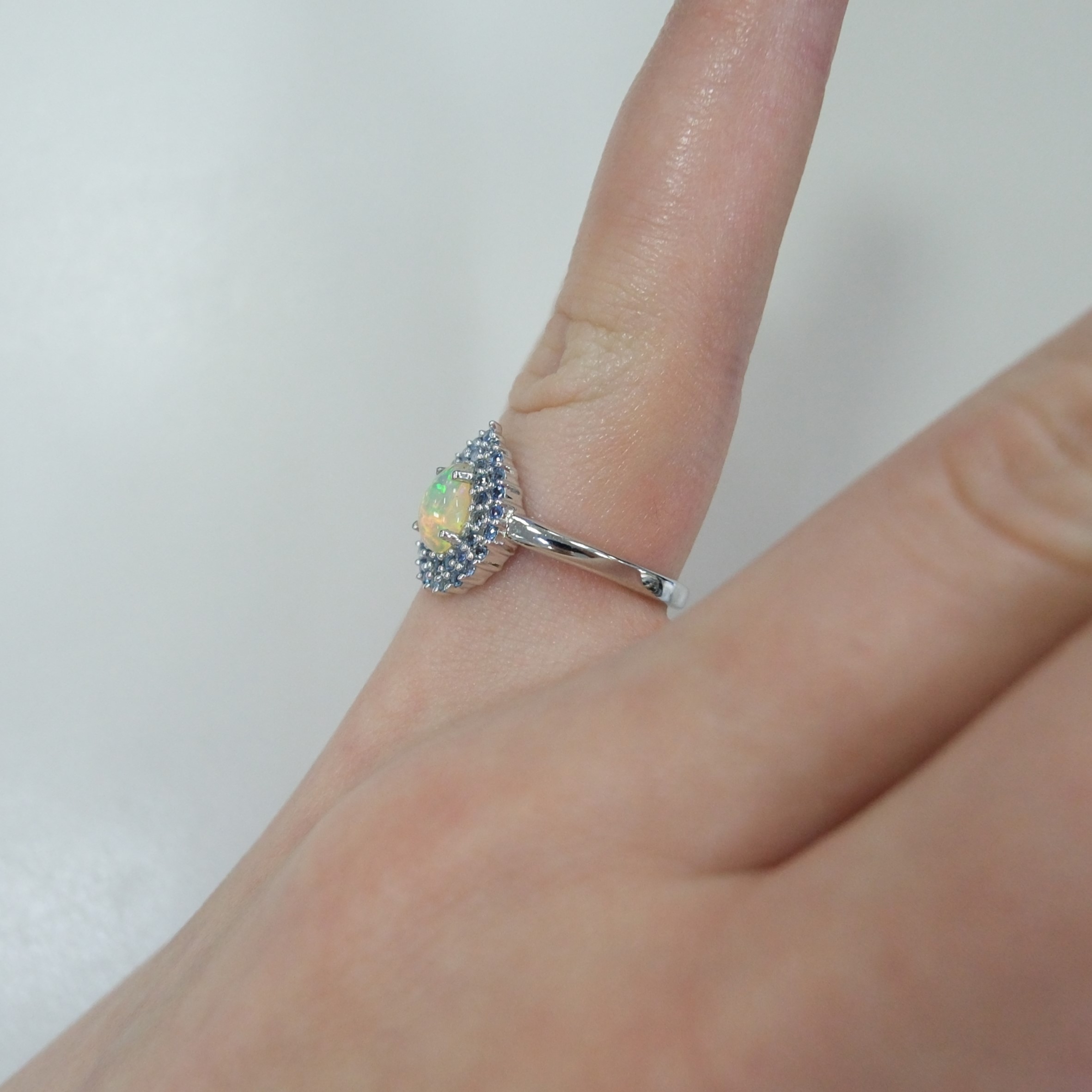 Серебряное кольцо с опалом и сапфирами